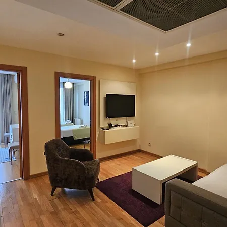 Taksim'de 2 Yatak Odali Daire, Guevenlik, Havuz, Spa, Otopark * Κωνσταντινούπολη