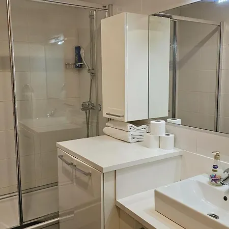 Taksim'de 2 Yatak Odali Daire, Guevenlik, Havuz, Spa, Otopark * Κωνσταντινούπολη