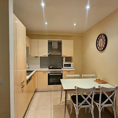 Apartment Taksim'de 2 Yatak Odali Daire, Guevenlik, Havuz, Spa, Otopark *