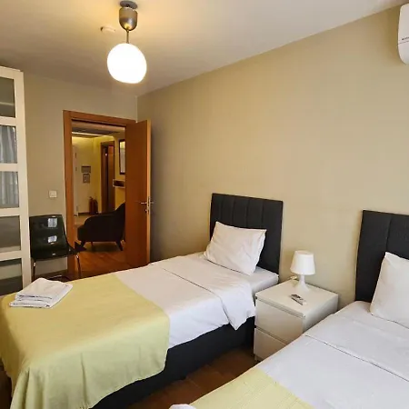 Taksim'de 2 Yatak Odali Daire, Guevenlik, Havuz, Spa, Otopark *