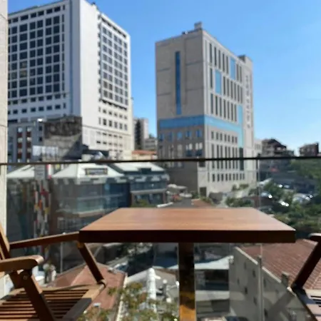 Taksim'de 2 Yatak Odali Daire, Guevenlik, Havuz, Spa, Otopark *