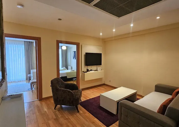 Taksim'de 2 Yatak Odali Daire, Guevenlik, Havuz, Spa, Otopark * Istanbul