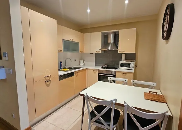 Taksim'de 2 Yatak Odali Daire, Guevenlik, Havuz, Spa, Otopark Istanbul