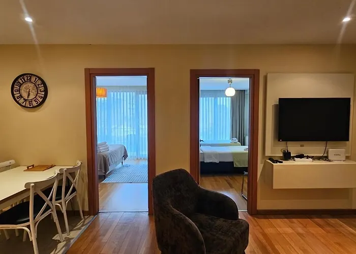 Taksim'de 2 Yatak Odali Daire, Guevenlik, Havuz, Spa, Otopark *