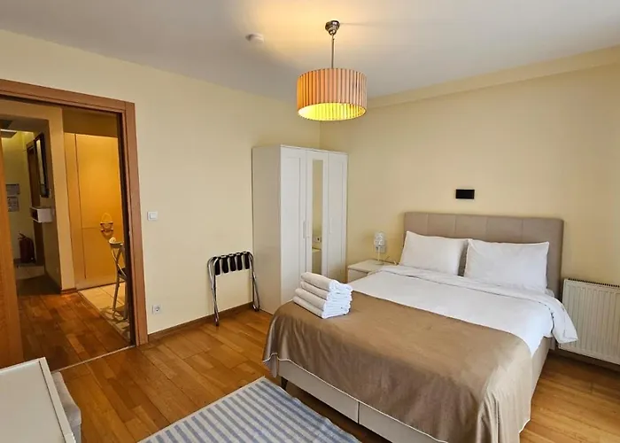 Taksim'de 2 Yatak Odali Daire, Guevenlik, Havuz, Spa, Otopark * Istanbul