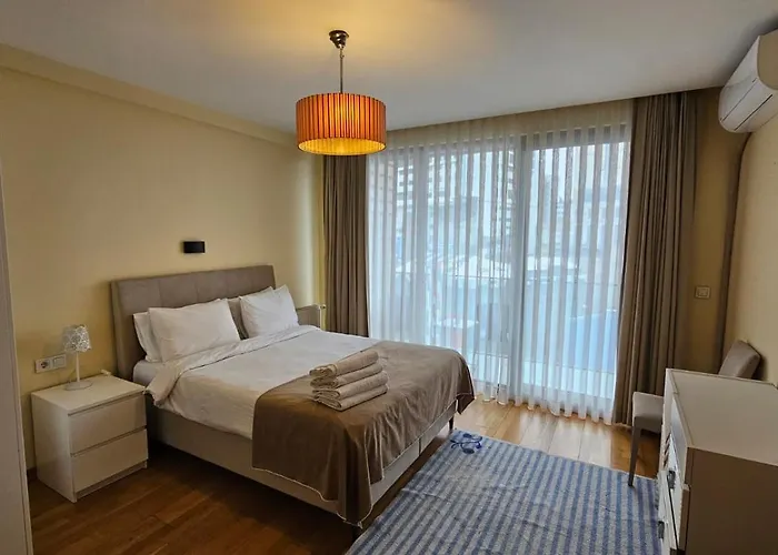 Taksim'de 2 Yatak Odali Daire, Guevenlik, Havuz, Spa, Otopark