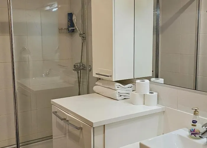 Taksim'de 2 Yatak Odali Daire, Guevenlik, Havuz, Spa, Otopark * Istanbul