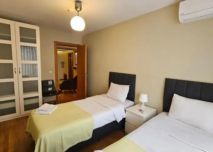 Taksim'de 2 Yatak Odali Daire, Guevenlik, Havuz, Spa, Otopark *