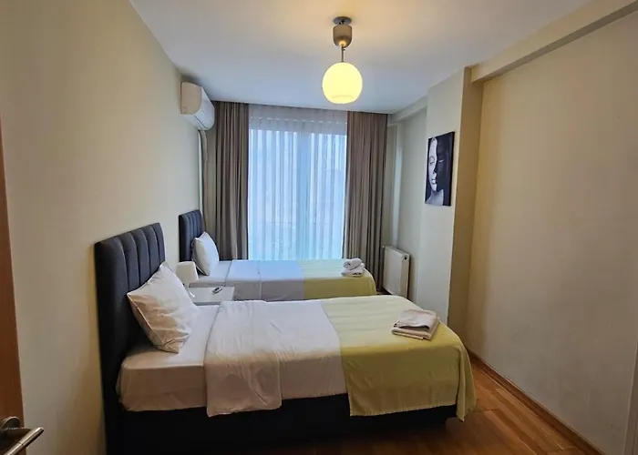 Taksim'de 2 Yatak Odali Daire, Guevenlik, Havuz, Spa, Otopark *