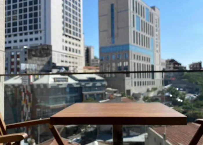 Taksim'de 2 Yatak Odali Daire, Guevenlik, Havuz, Spa, Otopark *